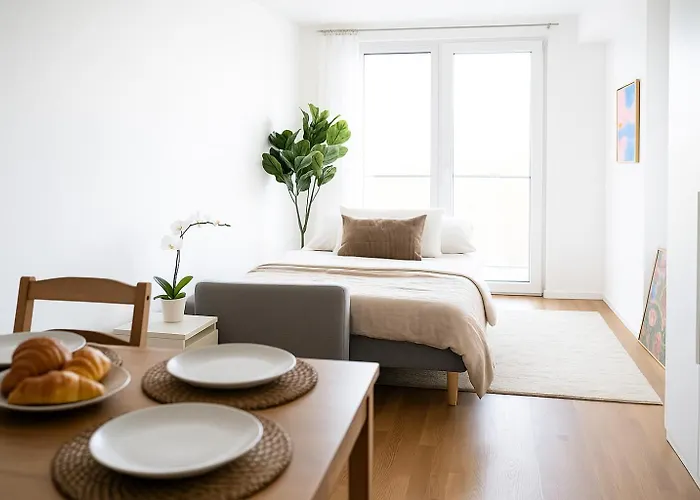Modern Design With Balcony & Free Parking - Long Term דירה