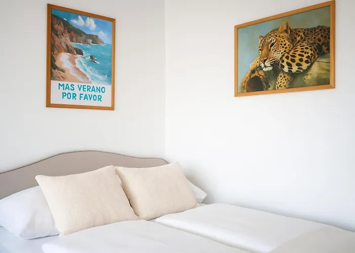 Modern Design With Balcony & Free Parking - Long Term דירה