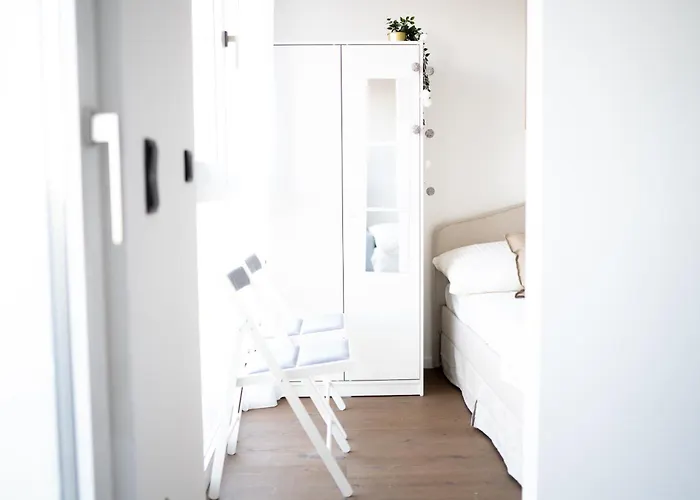 Modern Design With Balcony & Free Parking - Long Term דירה