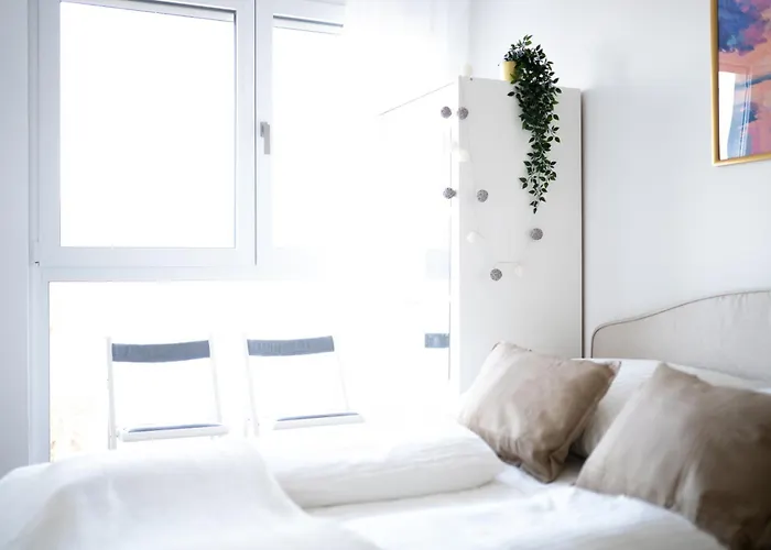 Modern Design With Balcony & Free Parking - Long Term דירה וינה