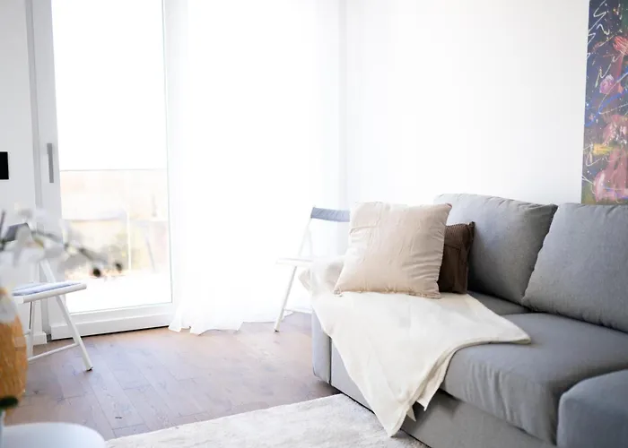 Modern Design With Balcony & Free Parking - Long Term דירה
