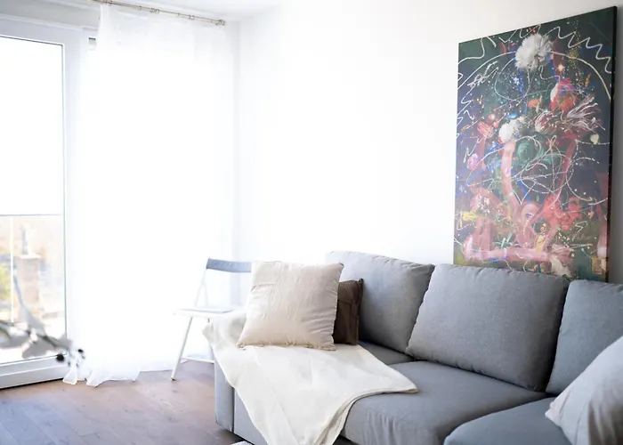 Modern Design With Balcony & Free Parking - Long Term דירה *